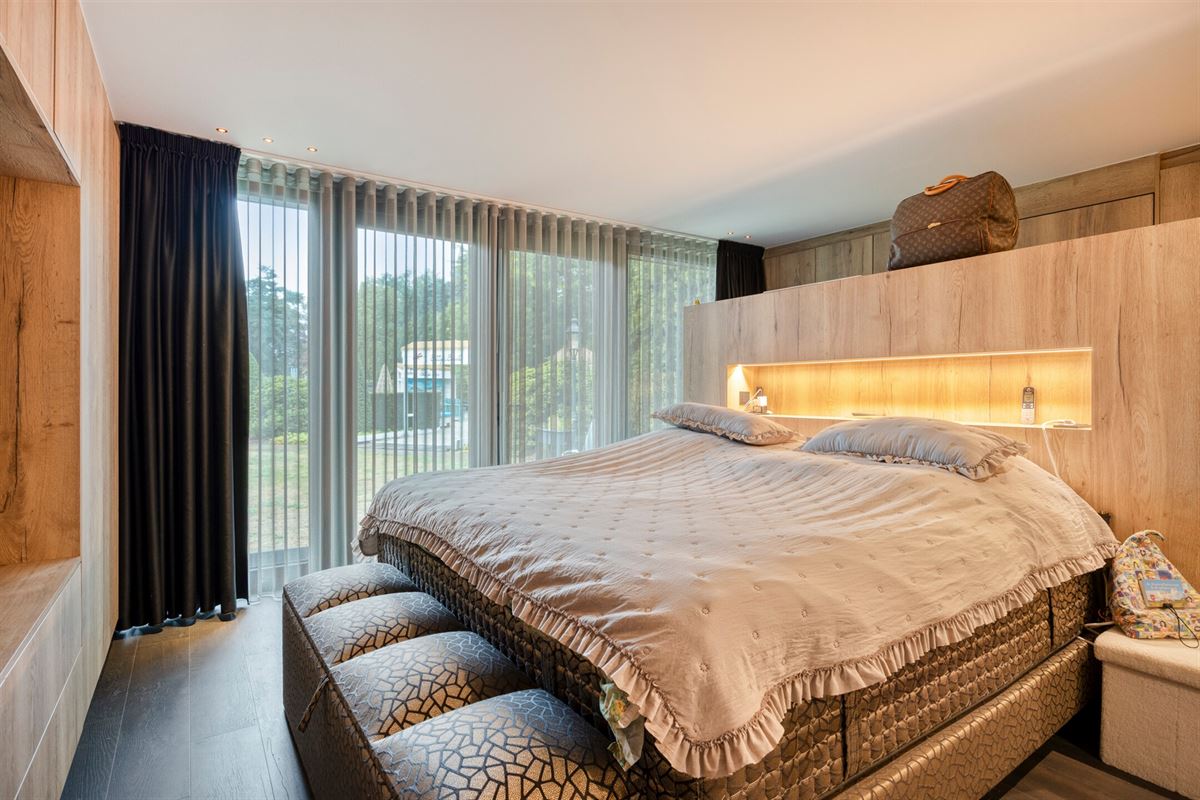 Knappe duo-villa op 8.843 m² in villawijk aan NL-grens.
