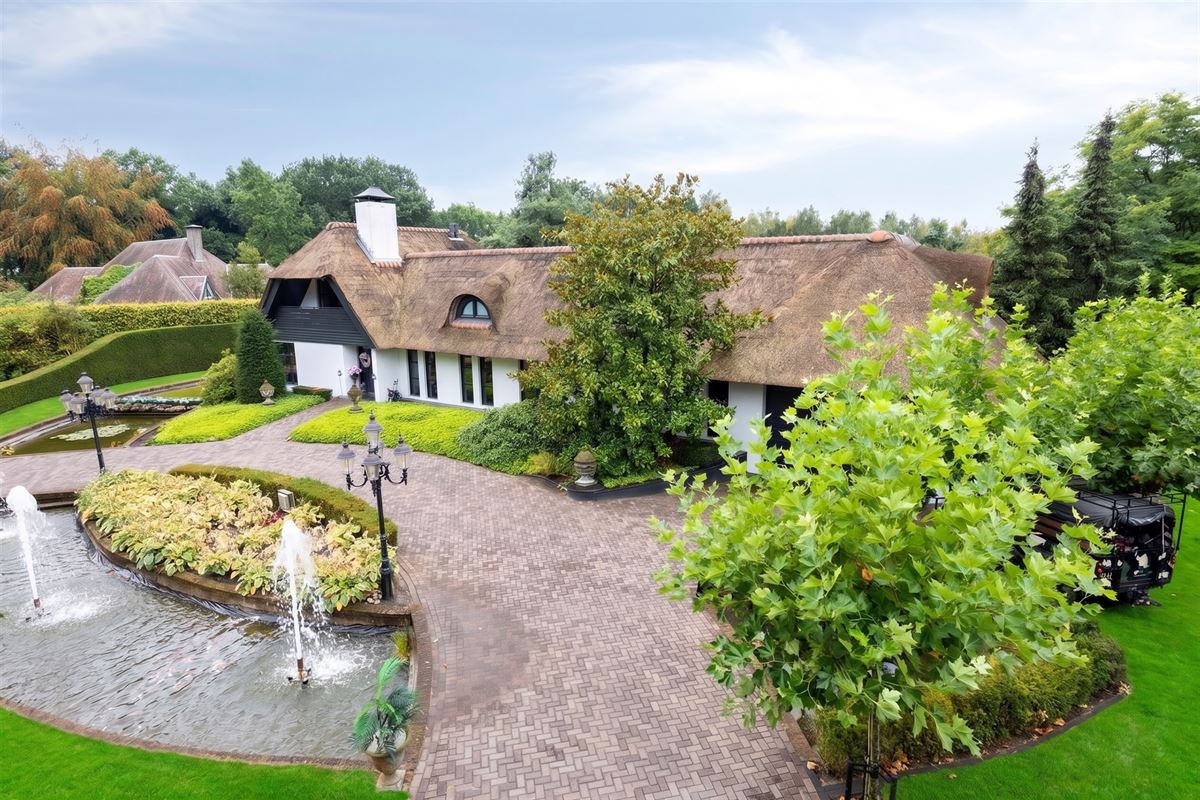 Knappe duo-villa op 8.843 m² in villawijk aan NL-grens.