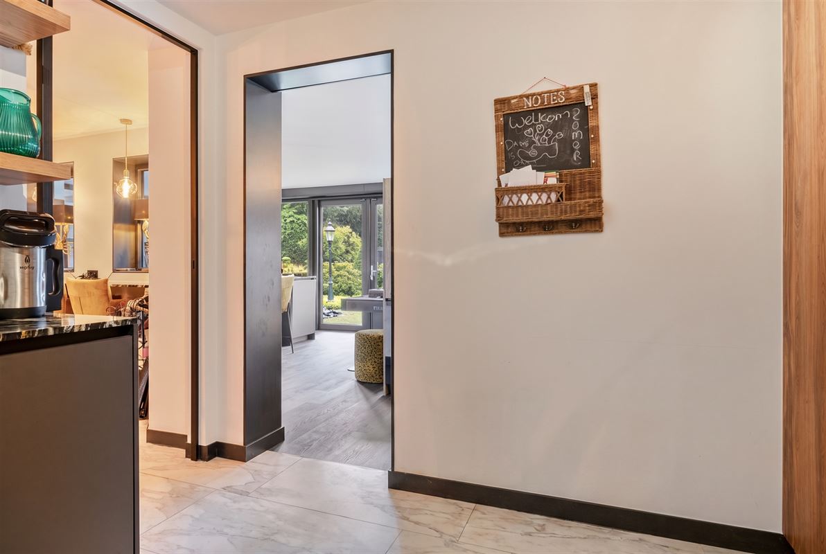 Knappe duo-villa op 8.843 m² in villawijk aan NL-grens.