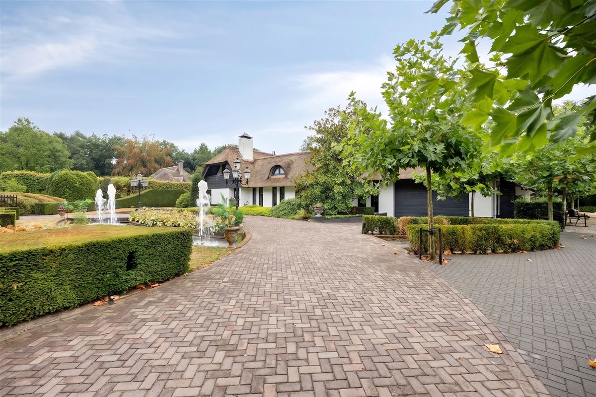 Knappe duo-villa op 8.843 m² in villawijk aan NL-grens.