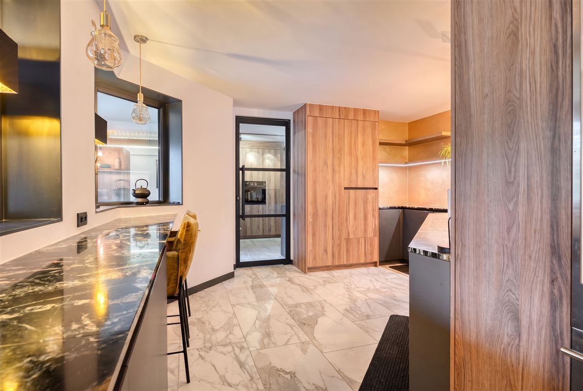 Knappe duo-villa op 8.843 m² in villawijk aan NL-grens.