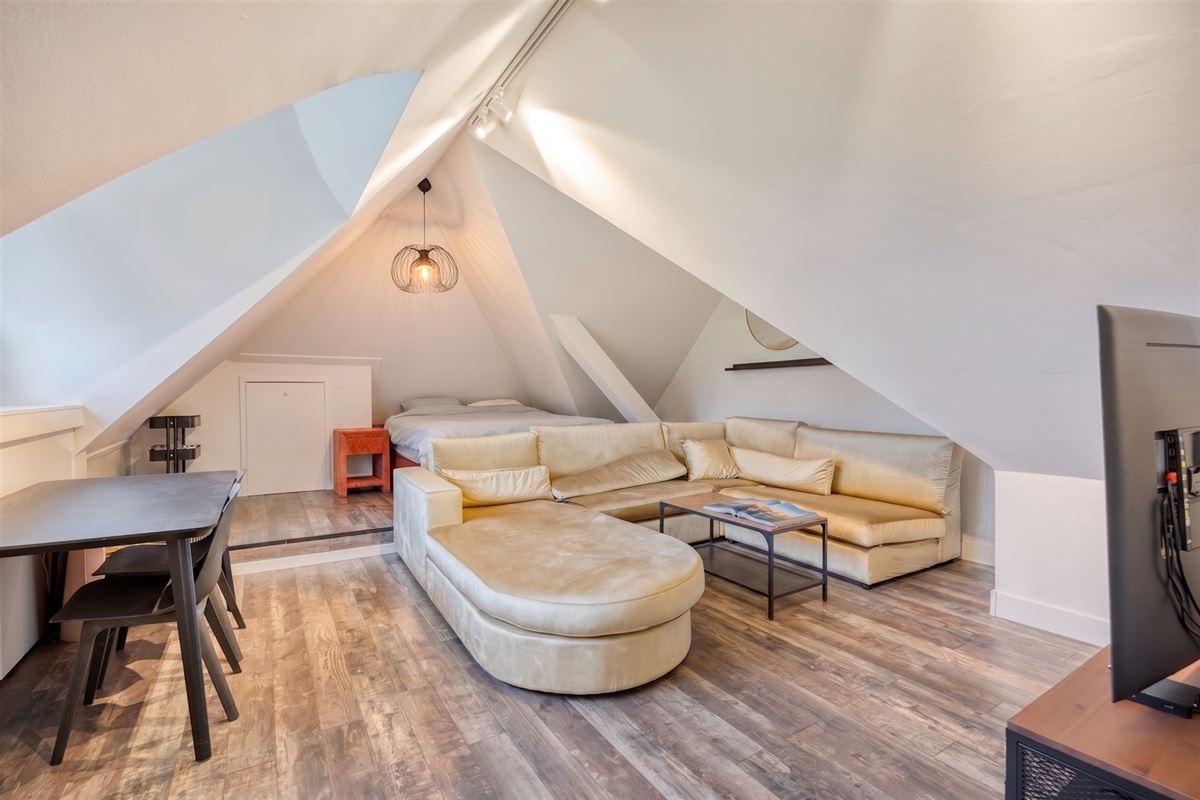 Knappe duo-villa op 8.843 m² in villawijk aan NL-grens.