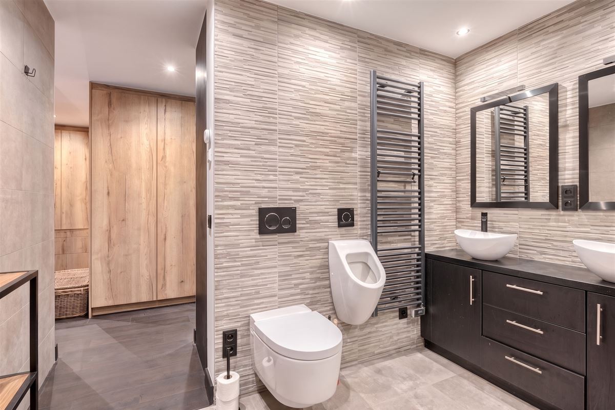Knappe duo-villa op 8.843 m² in villawijk aan NL-grens.