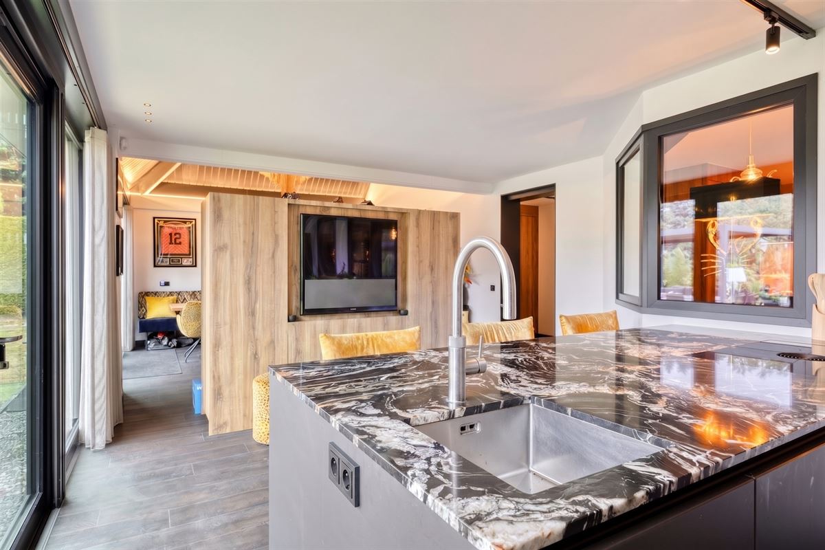 Knappe duo-villa op 8.843 m² in villawijk aan NL-grens.