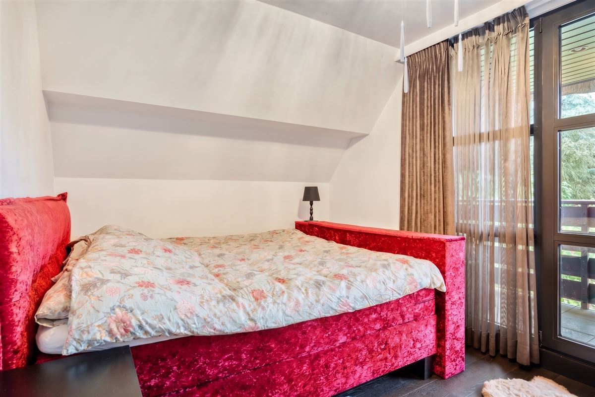 Knappe duo-villa op 8.843 m² in villawijk aan NL-grens.