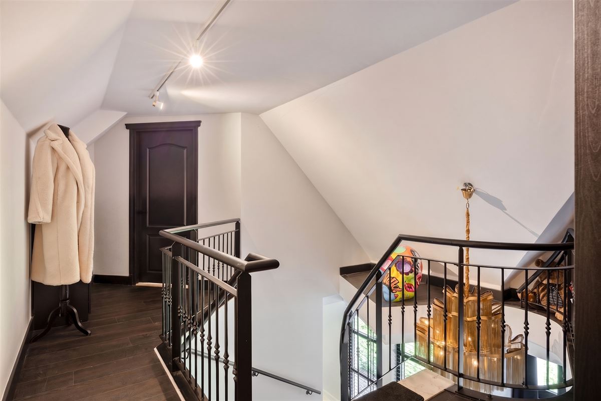 Knappe duo-villa op 8.843 m² in villawijk aan NL-grens.