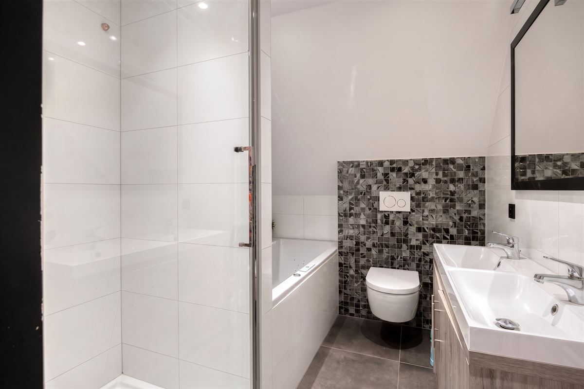 Knappe duo-villa op 8.843 m² in villawijk aan NL-grens.