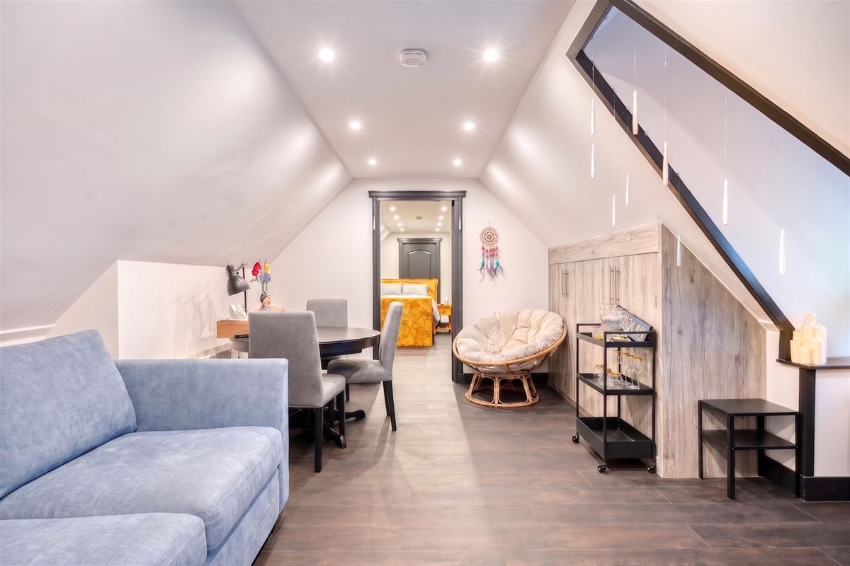 Knappe duo-villa op 8.843 m² in villawijk aan NL-grens.