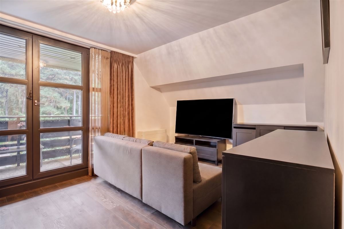Knappe duo-villa op 8.843 m² in villawijk aan NL-grens.