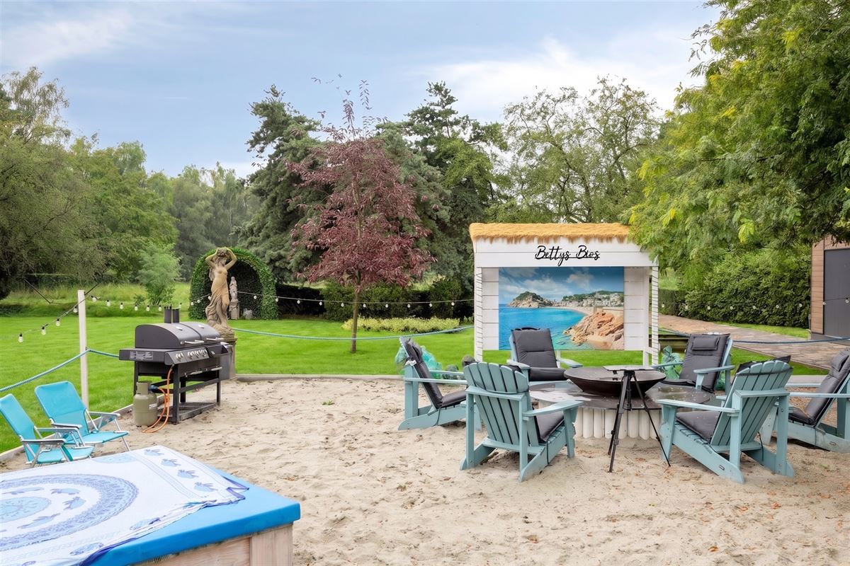 Knappe duo-villa op 8.843 m² in villawijk aan NL-grens.