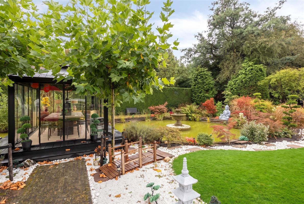Knappe duo-villa op 8.843 m² in villawijk aan NL-grens.