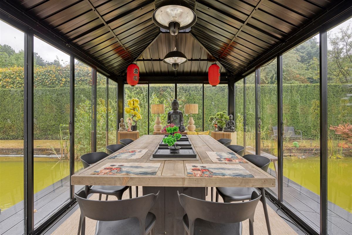 Knappe duo-villa op 8.843 m² in villawijk aan NL-grens.