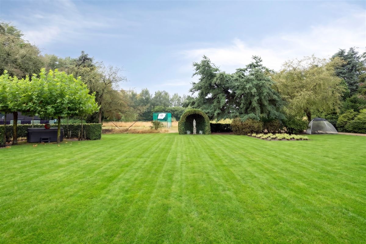 Knappe duo-villa op 8.843 m² in villawijk aan NL-grens.