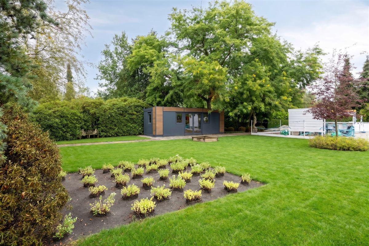 Knappe duo-villa op 8.843 m² in villawijk aan NL-grens.