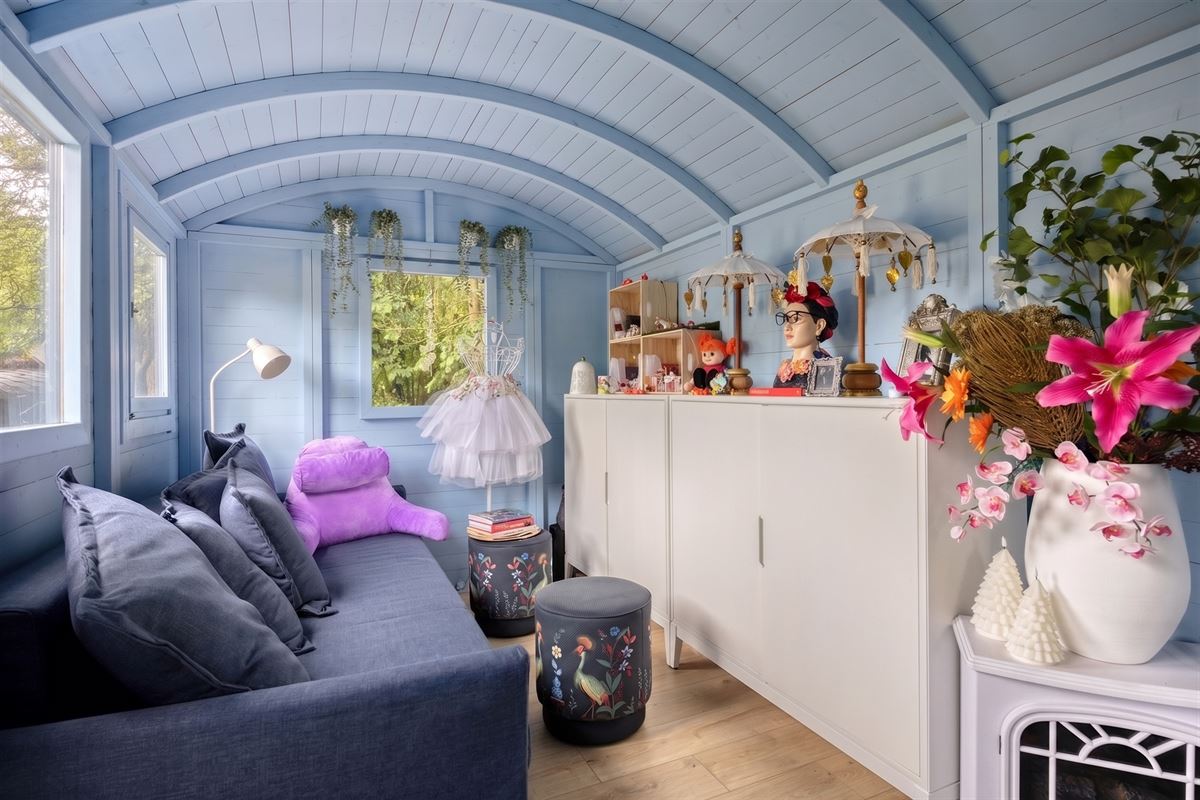 Knappe duo-villa op 8.843 m² in villawijk aan NL-grens.