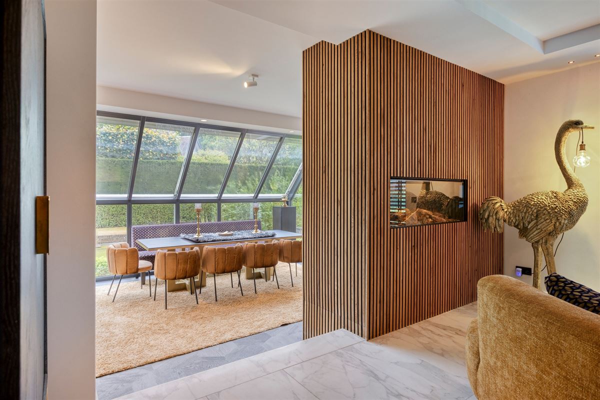 Knappe duo-villa op 8.843 m² in villawijk aan NL-grens.