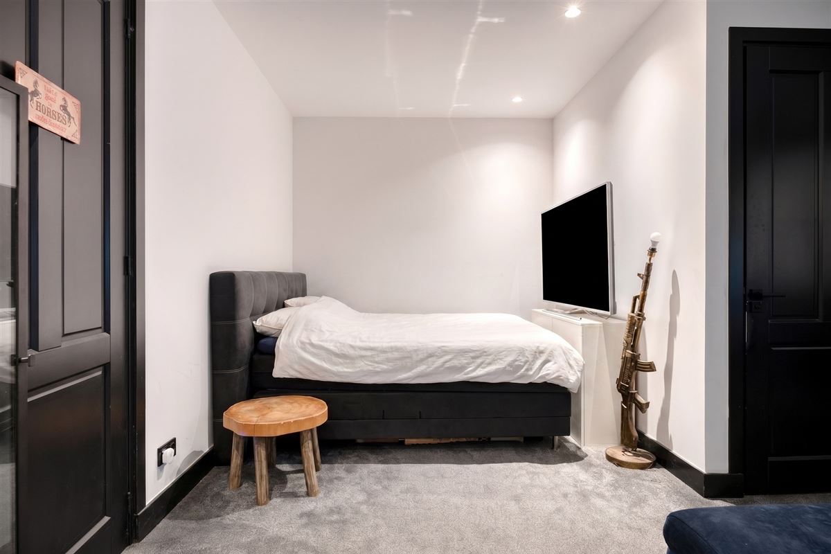 Knappe duo-villa op 8.843 m² in villawijk aan NL-grens.