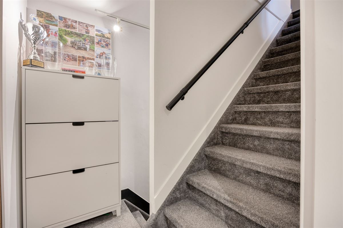 Knappe duo-villa op 8.843 m² in villawijk aan NL-grens.