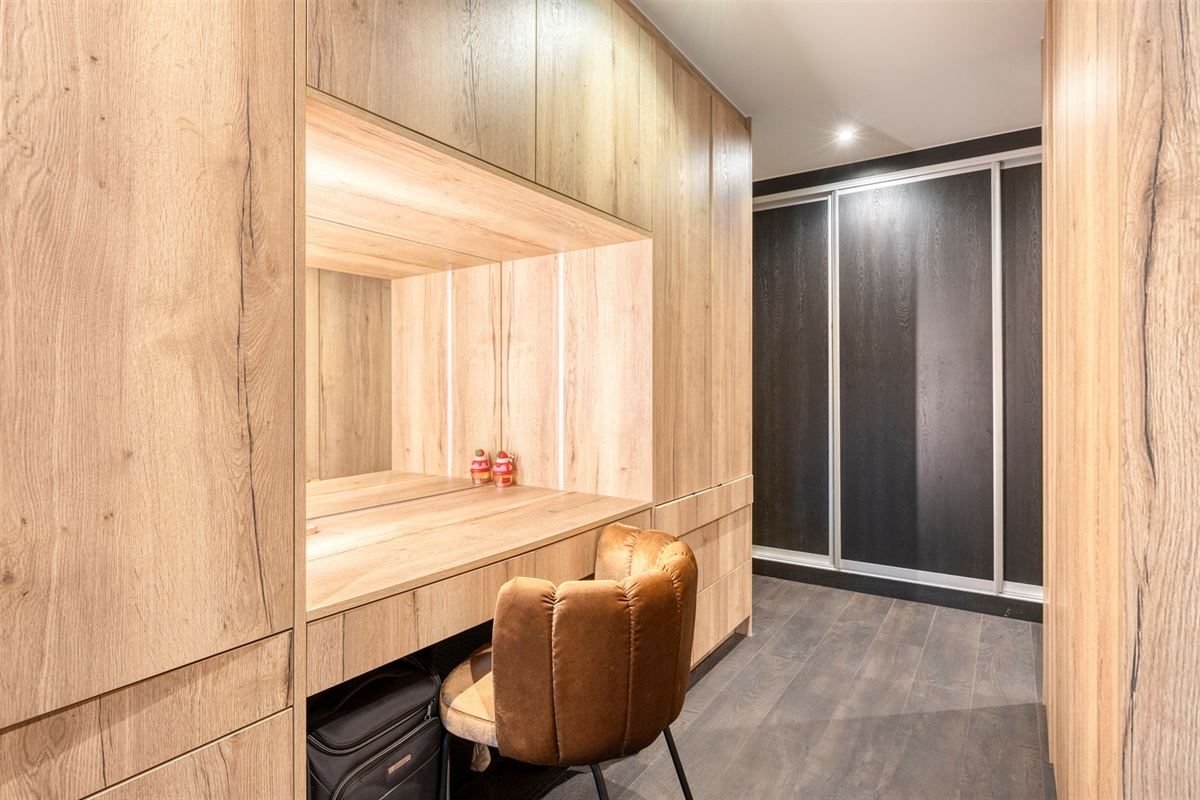 Knappe duo-villa op 8.843 m² in villawijk aan NL-grens.