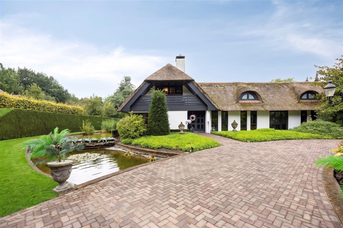 Knappe duo-villa op 8.843 m² in villawijk aan NL-grens.