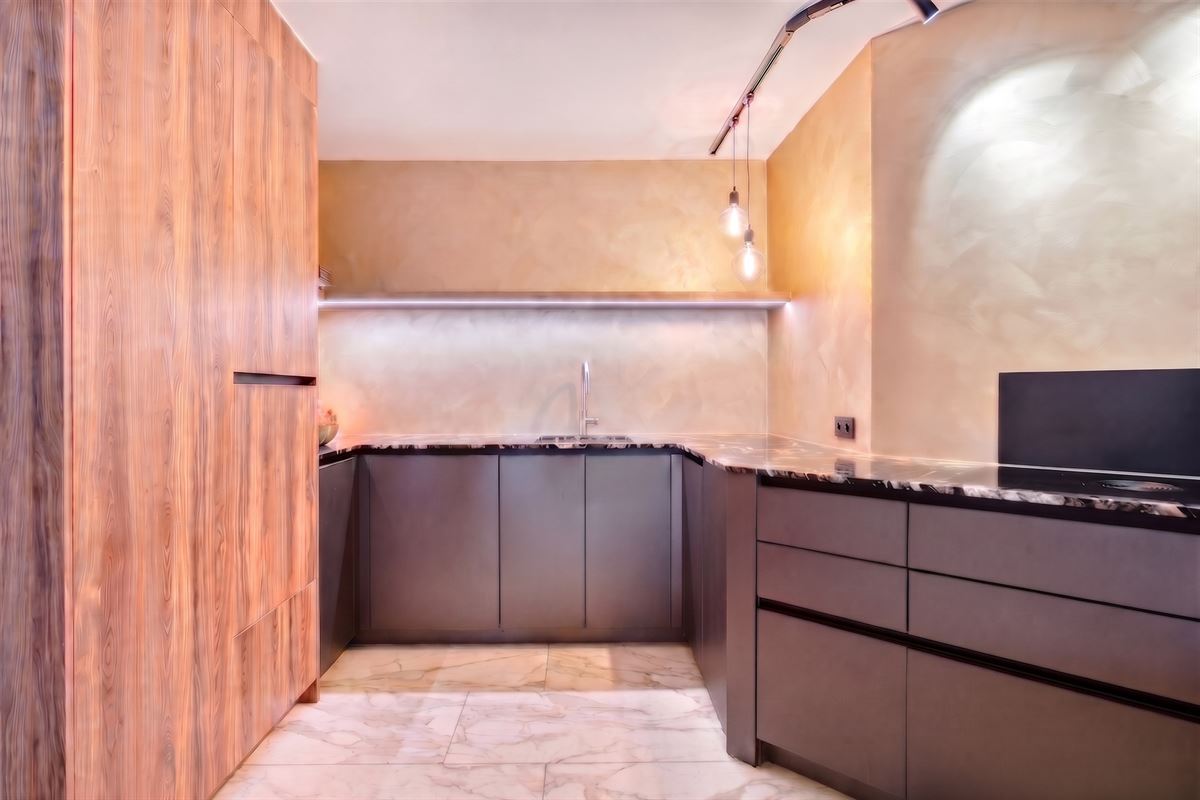 Knappe duo-villa op 8.843 m² in villawijk aan NL-grens.