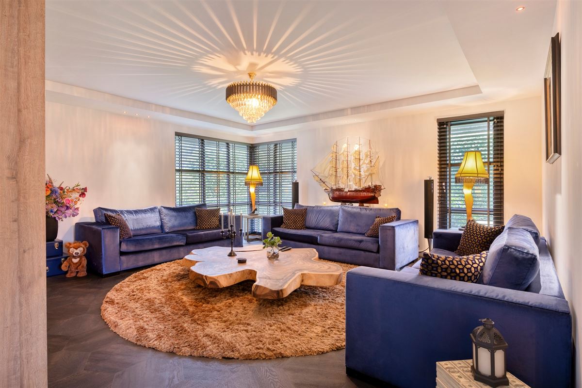 Knappe duo-villa op 8.843 m² in villawijk aan NL-grens.