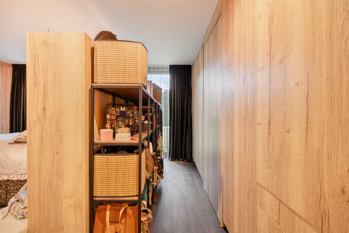 Knappe duo-villa op 8.843 m² in villawijk aan NL-grens.
