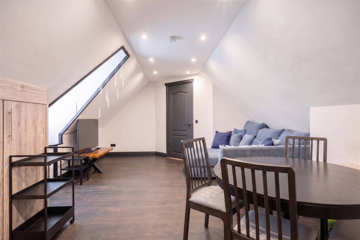 Knappe duo-villa op 8.843 m² in villawijk aan NL-grens.