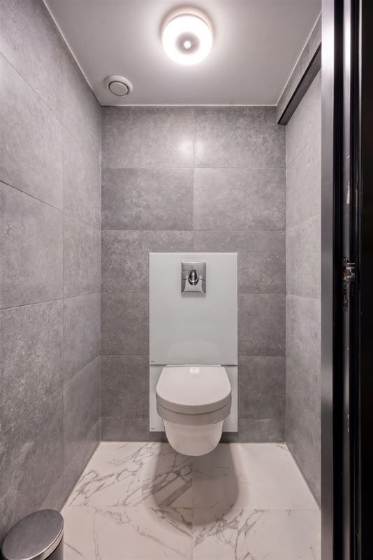 Knappe duo-villa op 8.843 m² in villawijk aan NL-grens.