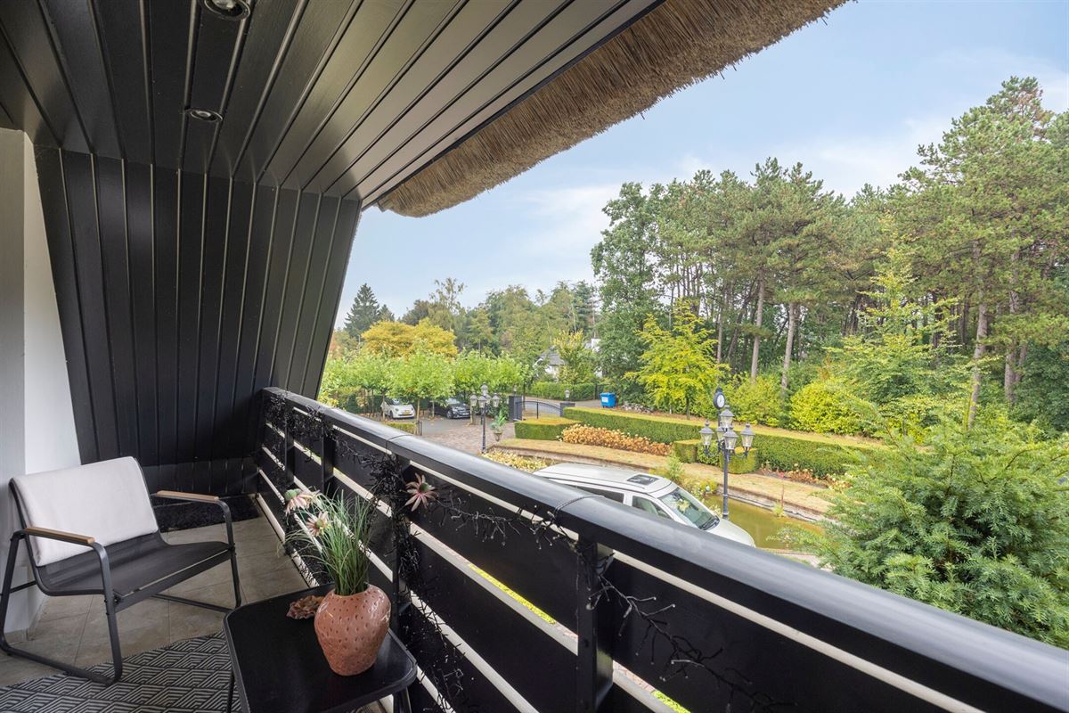 Knappe duo-villa op 8.843 m² in villawijk aan NL-grens.