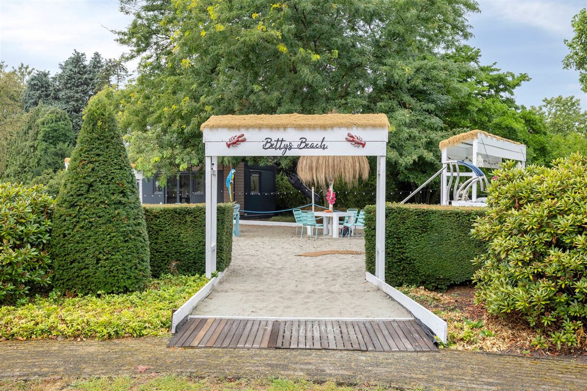 Knappe duo-villa op 8.843 m² in villawijk aan NL-grens.