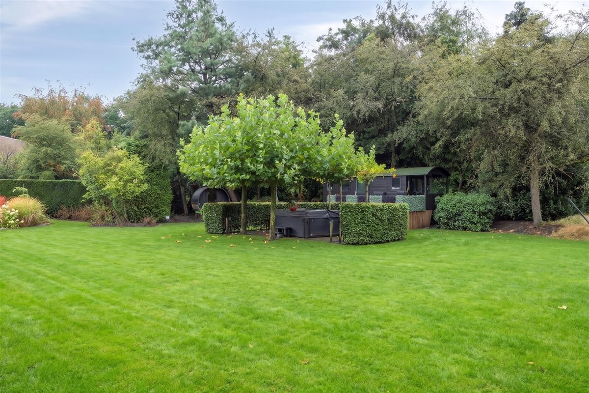 Knappe duo-villa op 8.843 m² in villawijk aan NL-grens.