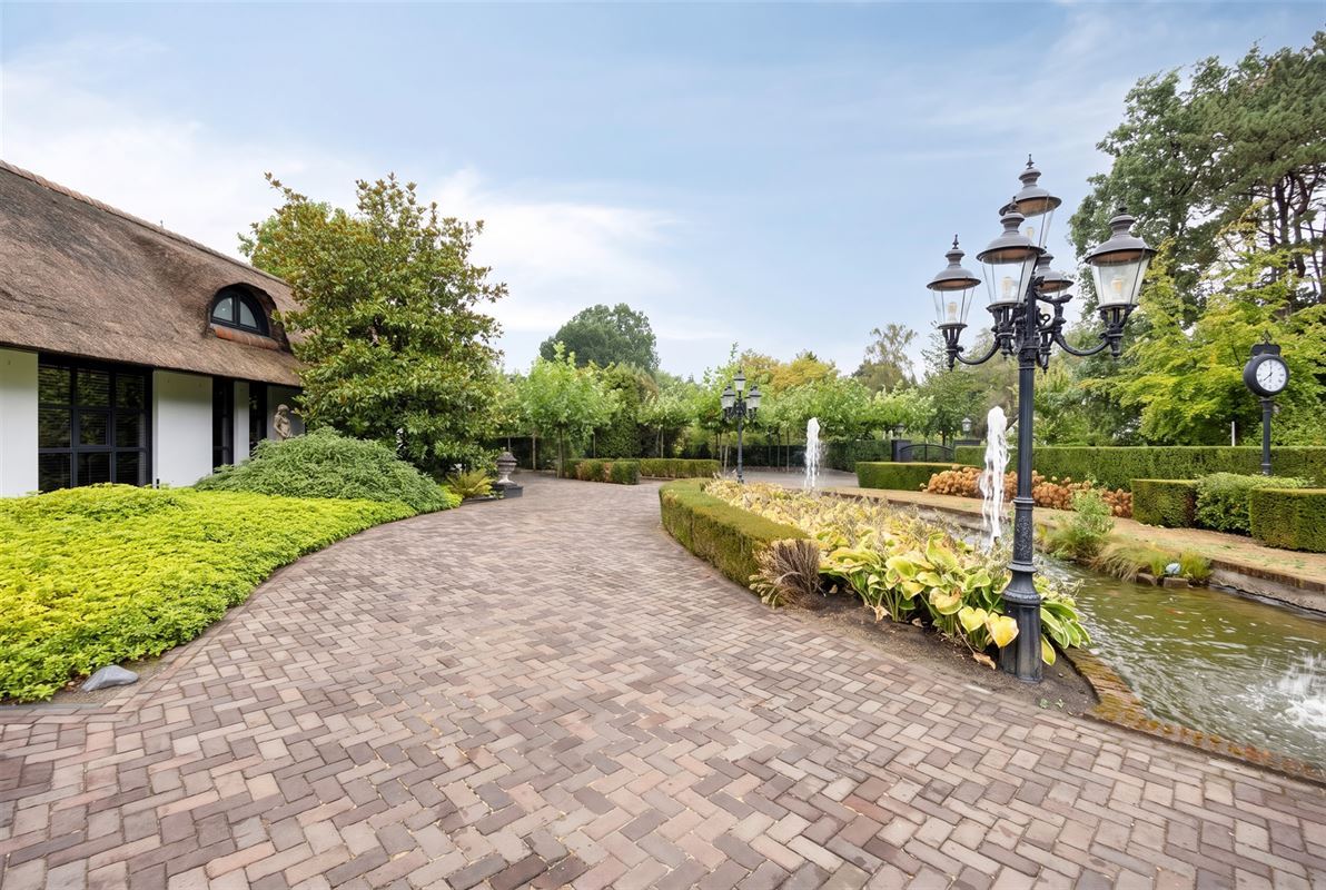 Knappe duo-villa op 8.843 m² in villawijk aan NL-grens.