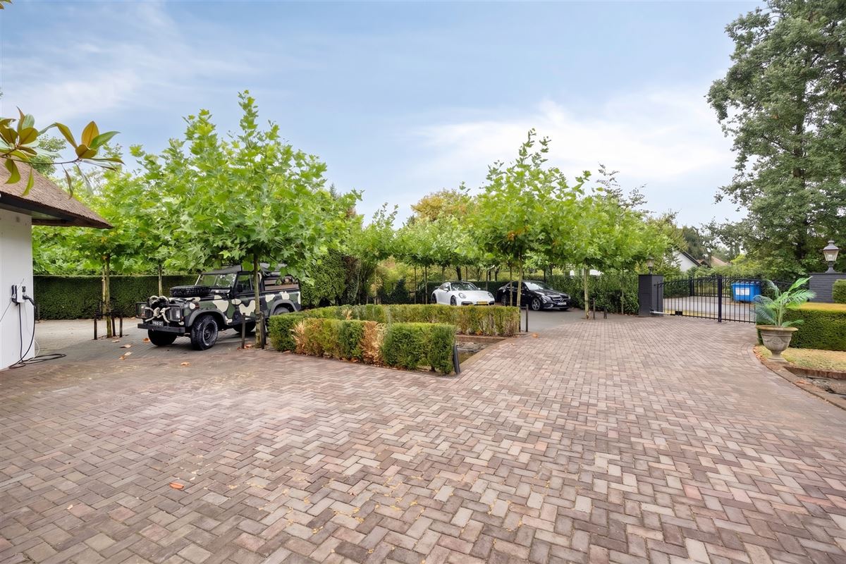 Knappe duo-villa op 8.843 m² in villawijk aan NL-grens.