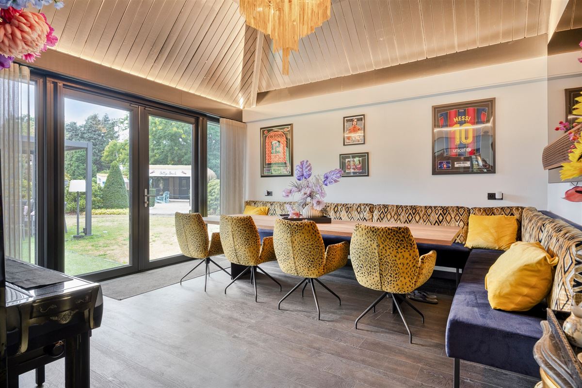 Knappe duo-villa op 8.843 m² in villawijk aan NL-grens.