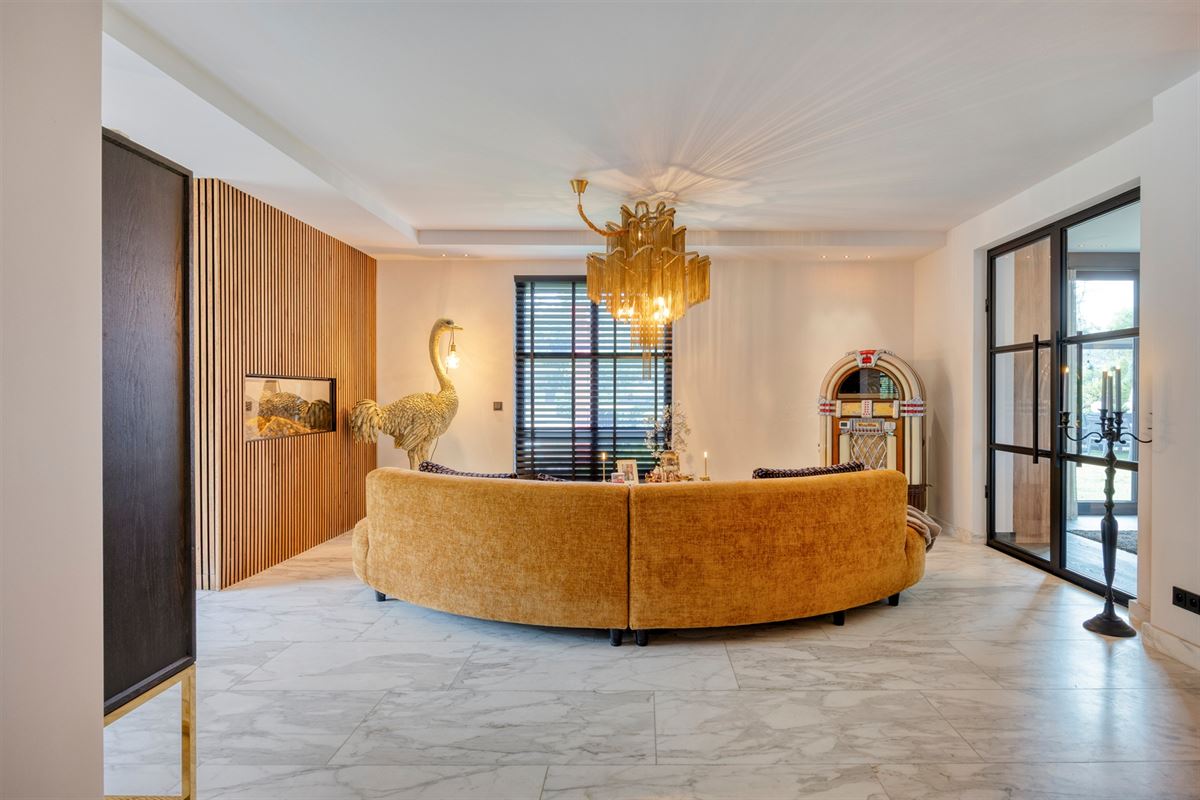 Knappe duo-villa op 8.843 m² in villawijk aan NL-grens.