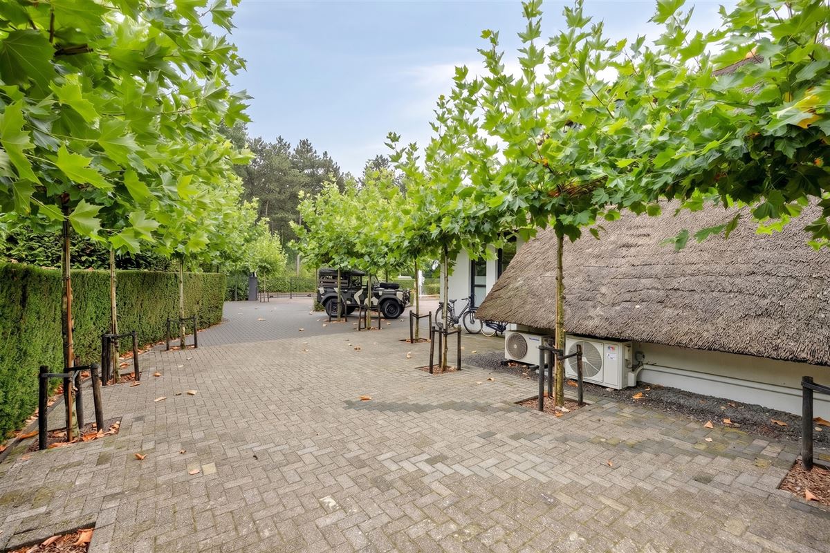 Knappe duo-villa op 8.843 m² in villawijk aan NL-grens.