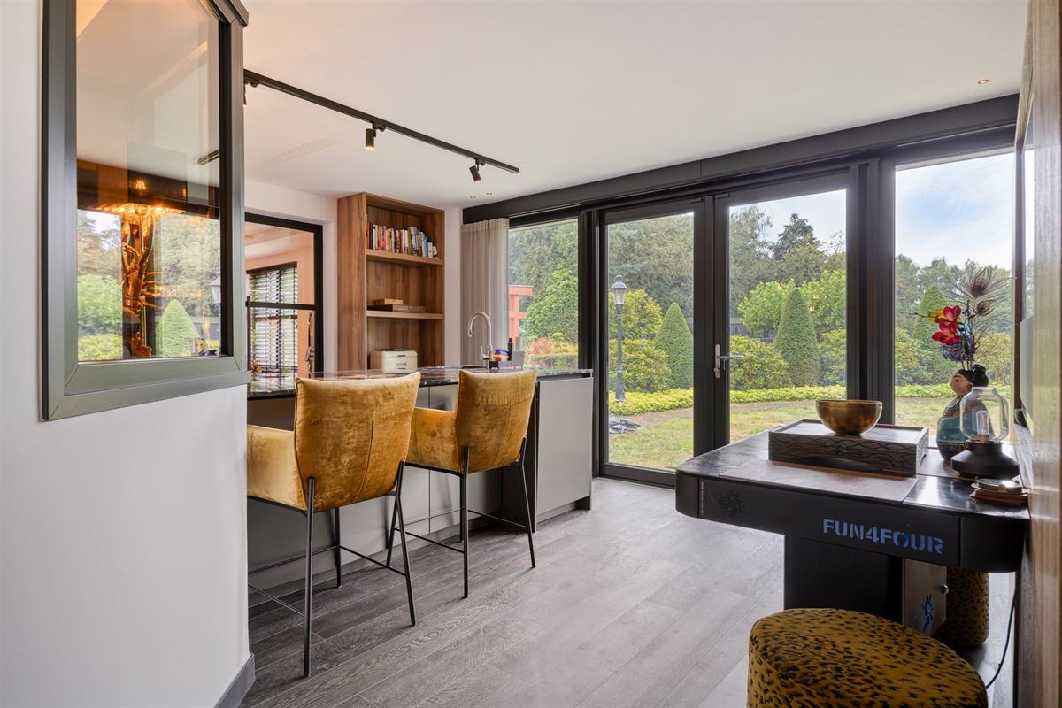 Knappe duo-villa op 8.843 m² in villawijk aan NL-grens.