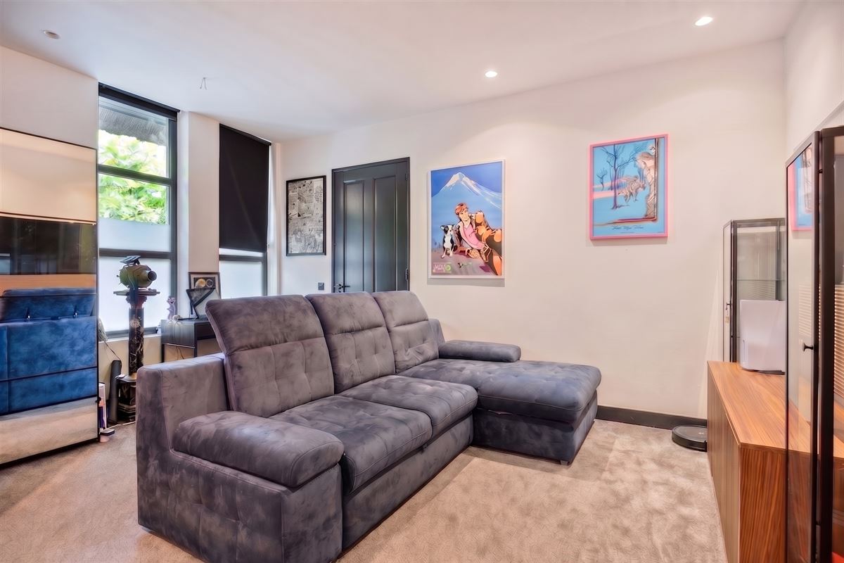 Knappe duo-villa op 8.843 m² in villawijk aan NL-grens.