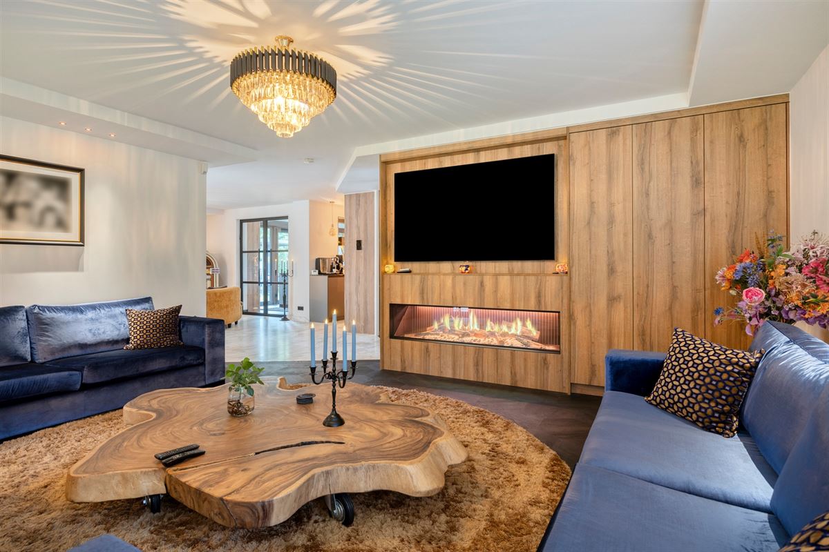 Knappe duo-villa op 8.843 m² in villawijk aan NL-grens.