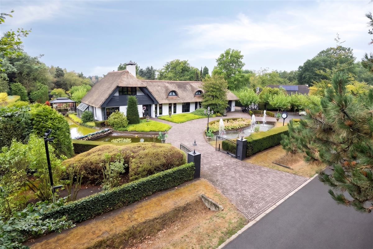 Knappe duo-villa op 8.843 m² in villawijk aan NL-grens.