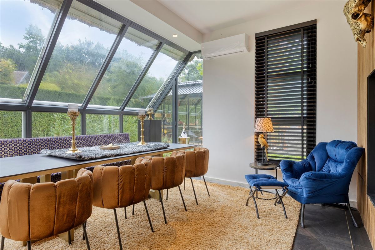 Knappe duo-villa op 8.843 m² in villawijk aan NL-grens.