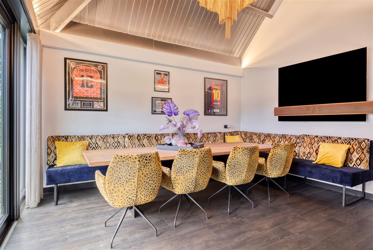 Knappe duo-villa op 8.843 m² in villawijk aan NL-grens.