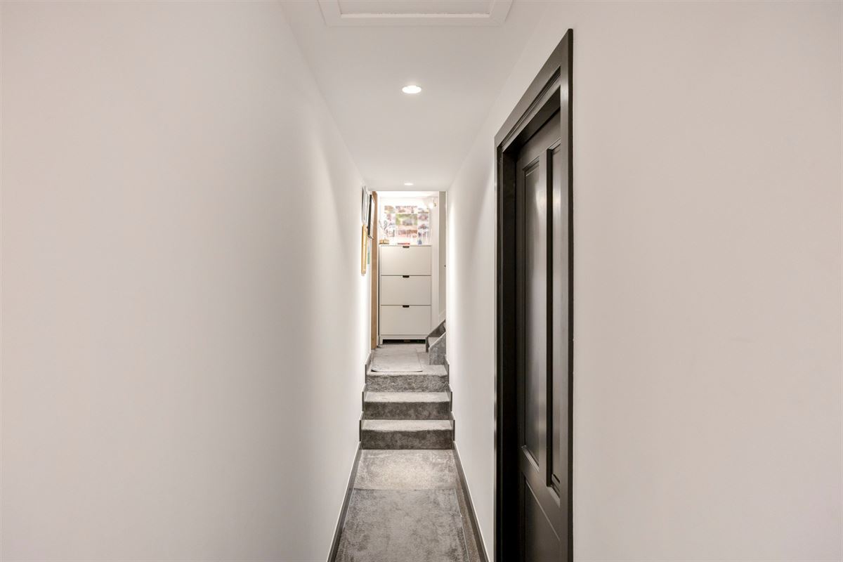 Knappe duo-villa op 8.843 m² in villawijk aan NL-grens.