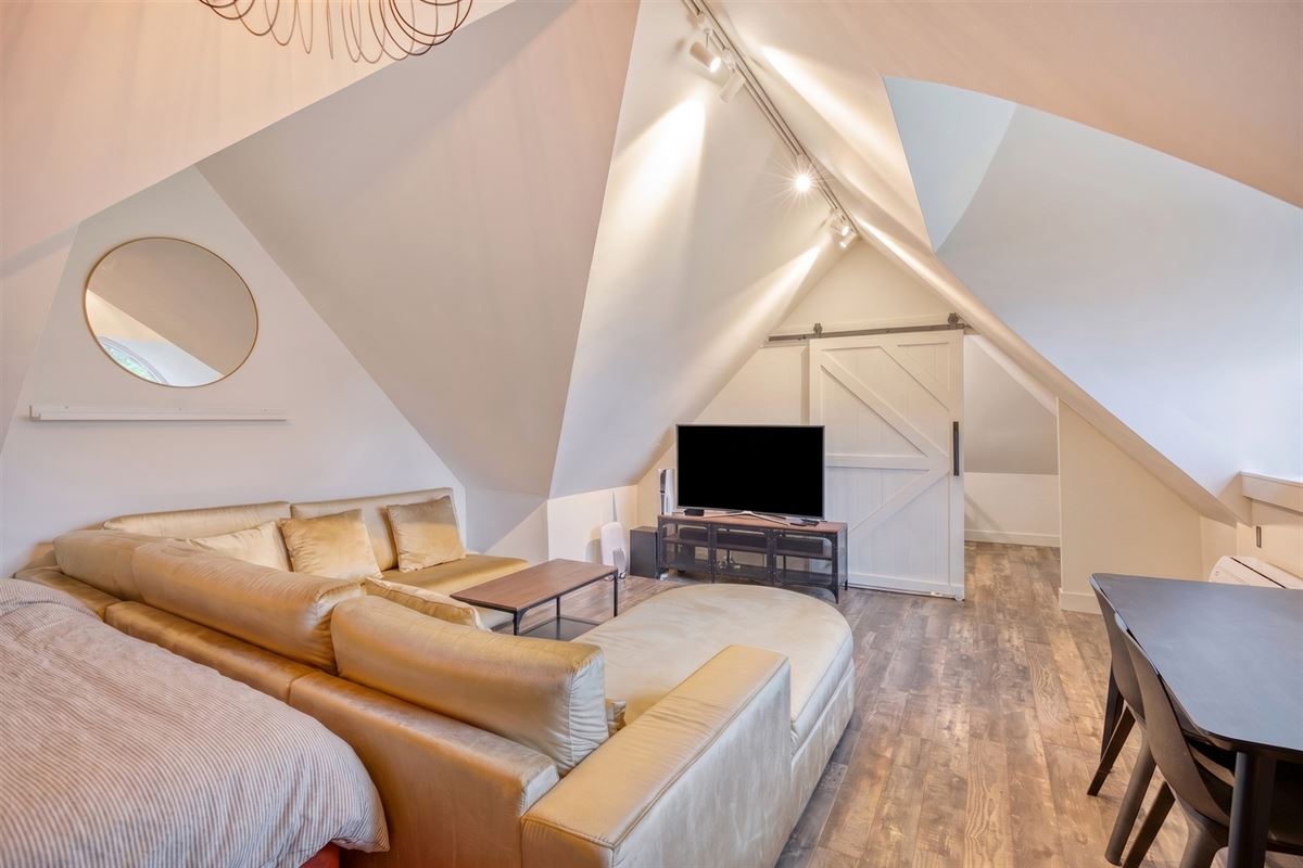 Knappe duo-villa op 8.843 m² in villawijk aan NL-grens.