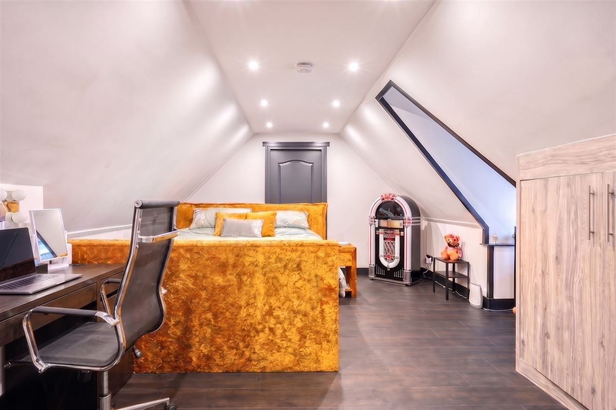 Knappe duo-villa op 8.843 m² in villawijk aan NL-grens.