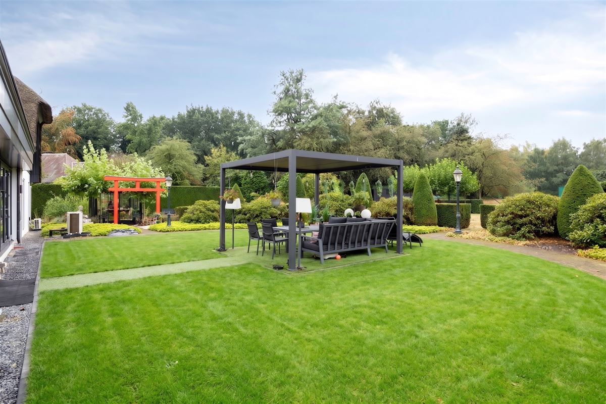 Knappe duo-villa op 8.843 m² in villawijk aan NL-grens.