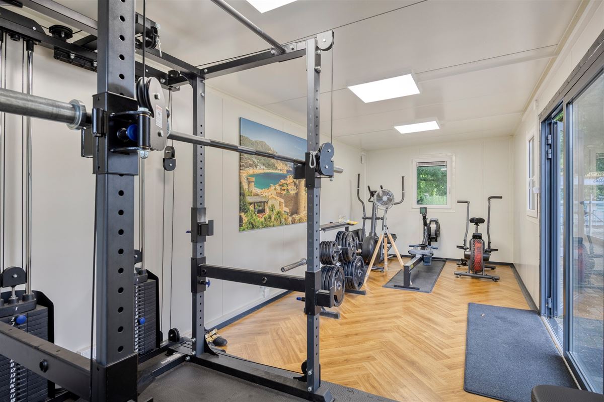 Knappe duo-villa op 8.843 m² in villawijk aan NL-grens.