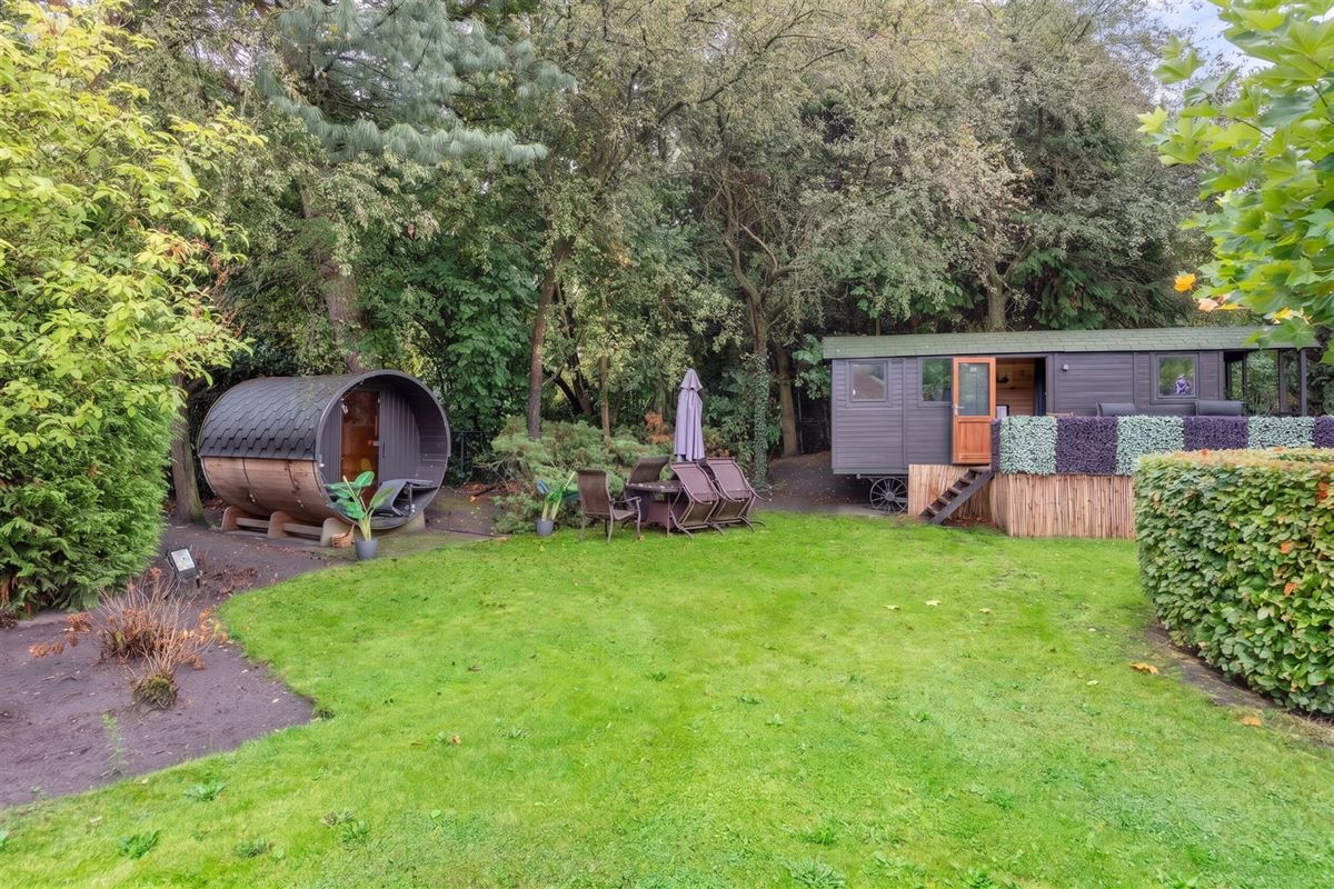 Knappe duo-villa op 8.843 m² in villawijk aan NL-grens.