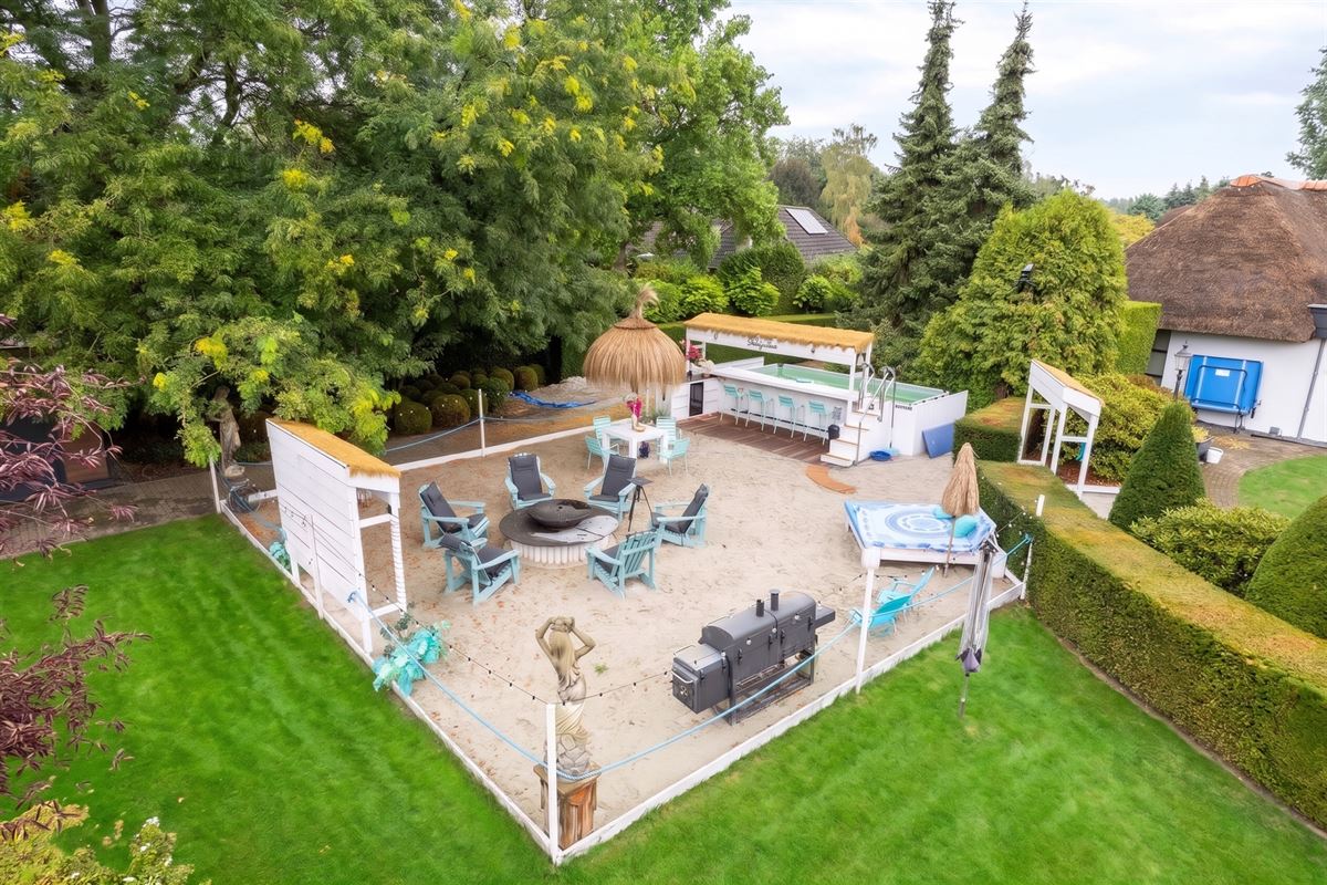 Knappe duo-villa op 8.843 m² in villawijk aan NL-grens.